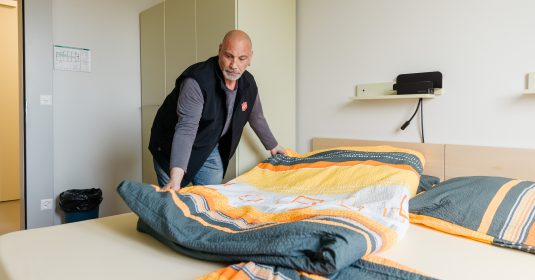 Bruno Wasser bereitet ein Zimmer im Passantenheim Bern vor
