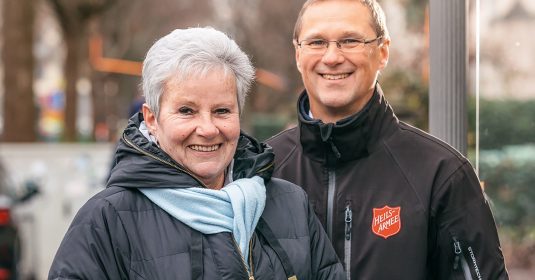 Erika mit Markus Brunner von der Heilsarmee