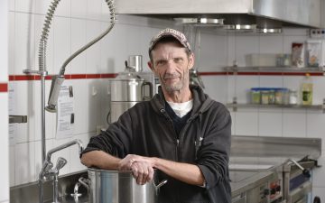 Früherer Alkoholiker und Obdachloser ist heute Koch.