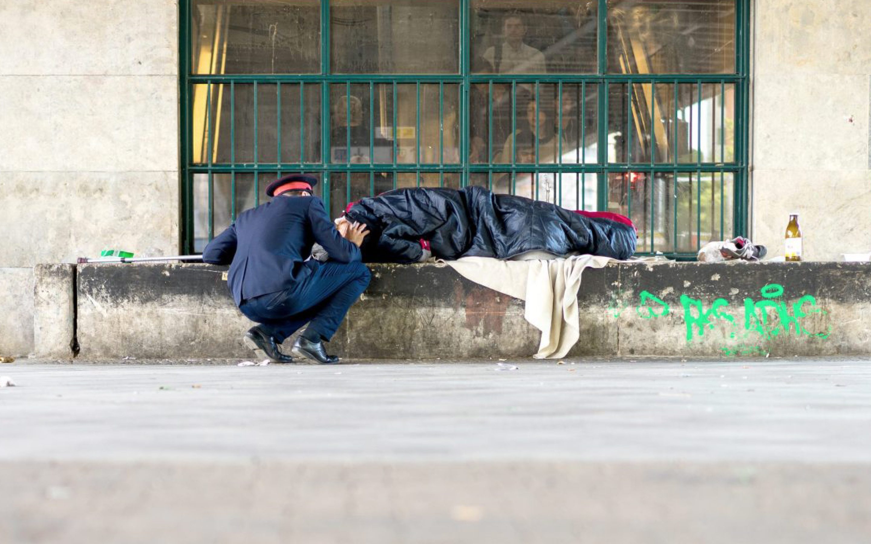 Ein Heilsarmee-Offizier bietet seine Hilfe einem Obdachlosen an