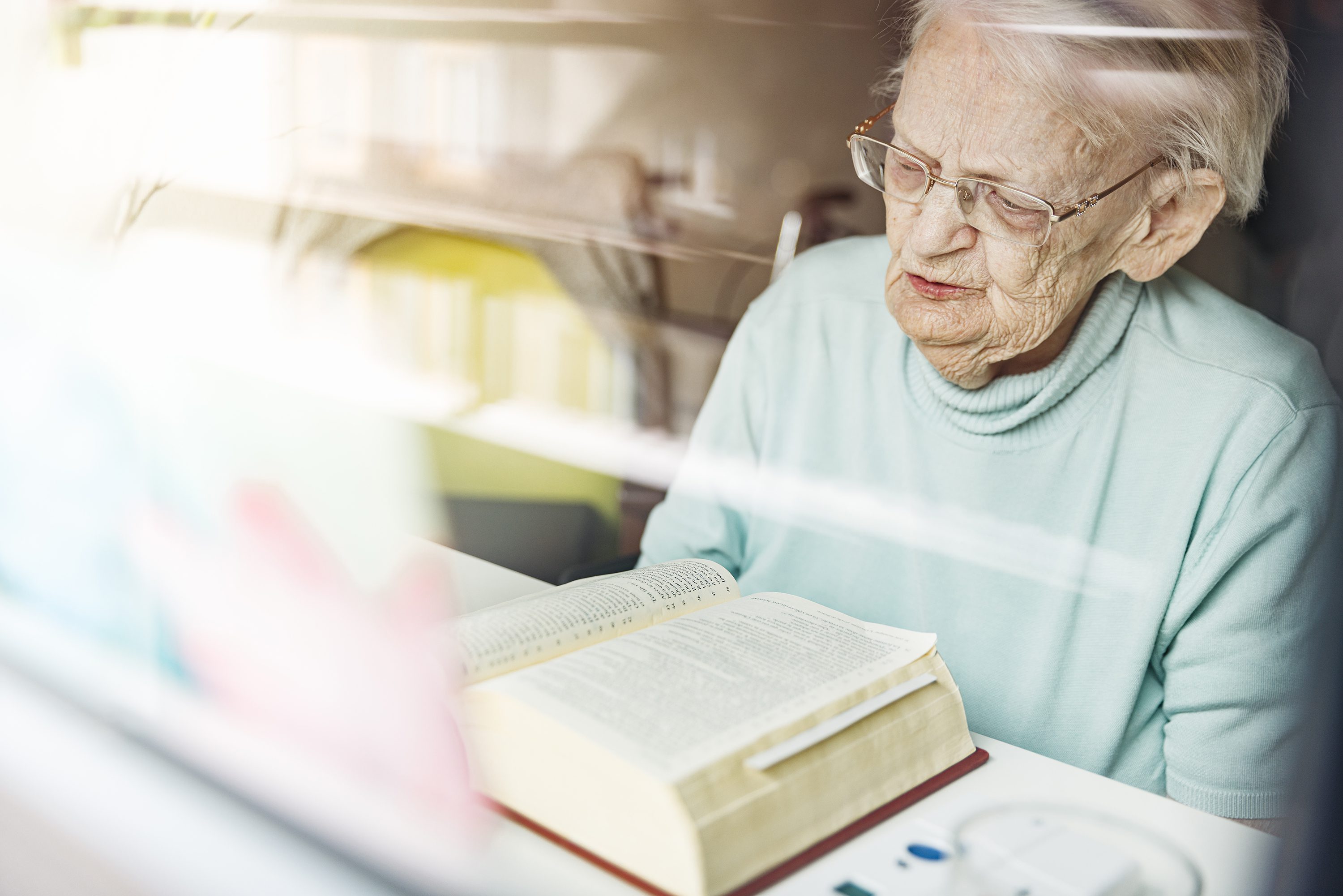 Mme Fuss beim Bibel lesen_EMS Le Foyer_Armée du Salut