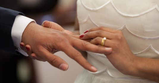 Hände mit Ring bei der Hochzeit