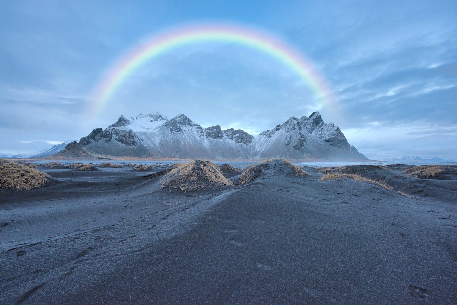 Stockbild Pexels – Evgeny Tchebotarev – Regenbogen über einer verschneiten Bergkette
