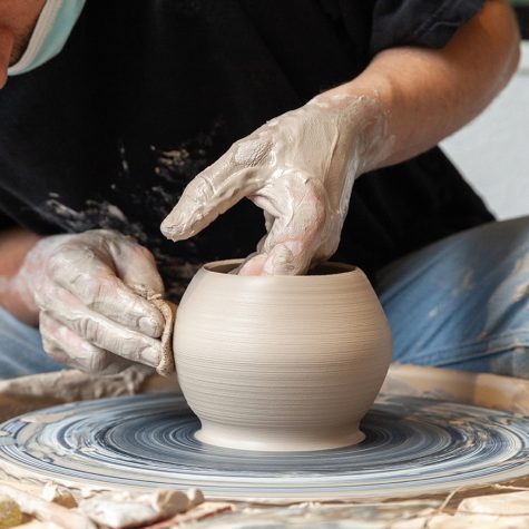 Ein Mitarbeiter töpfert in der Keramikwerkstatt des Centre-Espoir