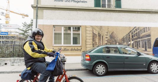 Hans der Töffli-Bueb fährt mit seinem Mofa vor dem Lorrainhof Bern vorbei