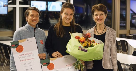 Foto mit den Hauptgewinnerinnen des «Berner Sozialpreis freiwillig.engagiert» 2022 und der Berner Politikerin Franziska Teuscher
