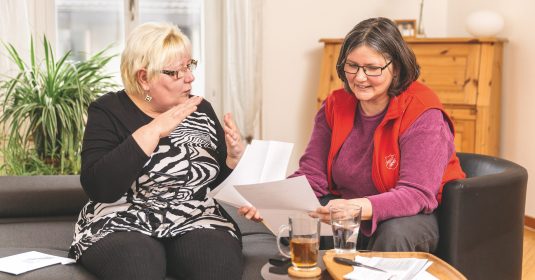 Regula Schüpbach, eine Mitarbeiterin der WohnBegleitung Bern, instruiert eine Programmteilnehmerin bei ihr zuhause.