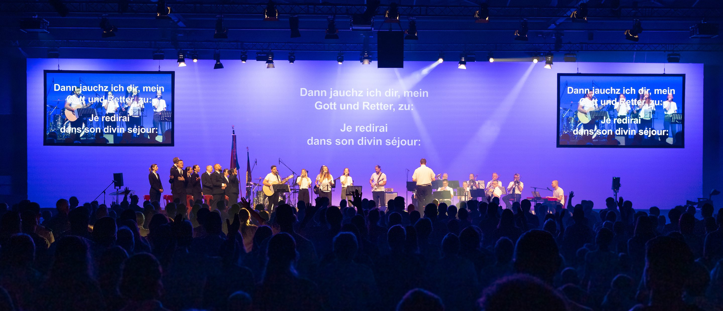 Heilsarmee-Bühne in einem feierlichen Gottesdienst