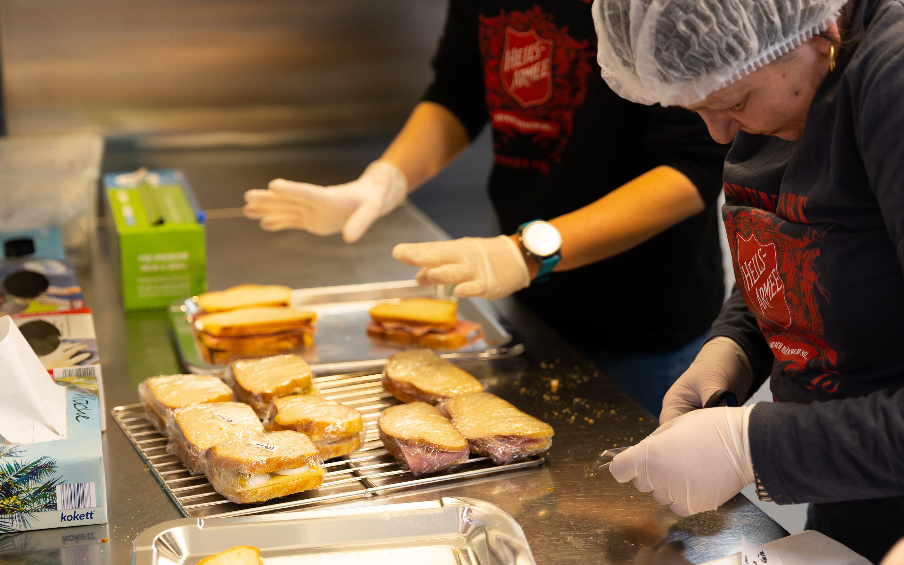 Open Heart Zürich, Küchendienst Sandwiches vorbereiten