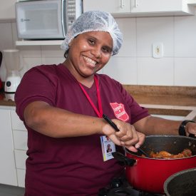 Ysamar, eine Frau aus Venezuela, flüchtete nach Brasilien. Dort hat sie dank eines Heilsarmee-Projektes eine neue Anstellung als Köchin erhalten.