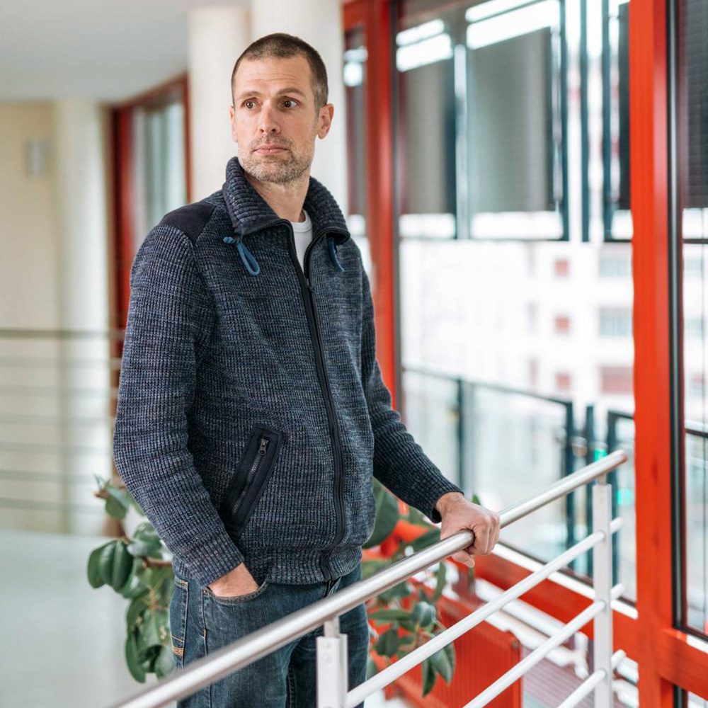 Pierre auf der Treppe des Centre-Espoir