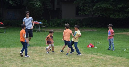 Mit Kindern Fussball spielen. Zivildienst Heilsarmee.