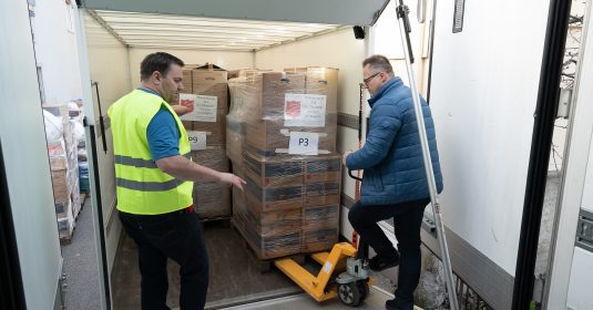 Beladung des Transporters mit Hilfsgütern für die Ukraine. Heilsarmee Biel.