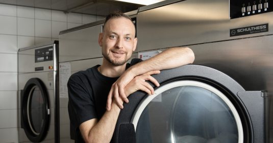 Raphael in der Wäscherei des Centre-Espoir