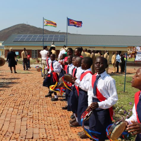 Kinder vor der neuen Schule Sekuru Sande in Simbabwe, deren Bau die Heilsarmee unterstützt hat.