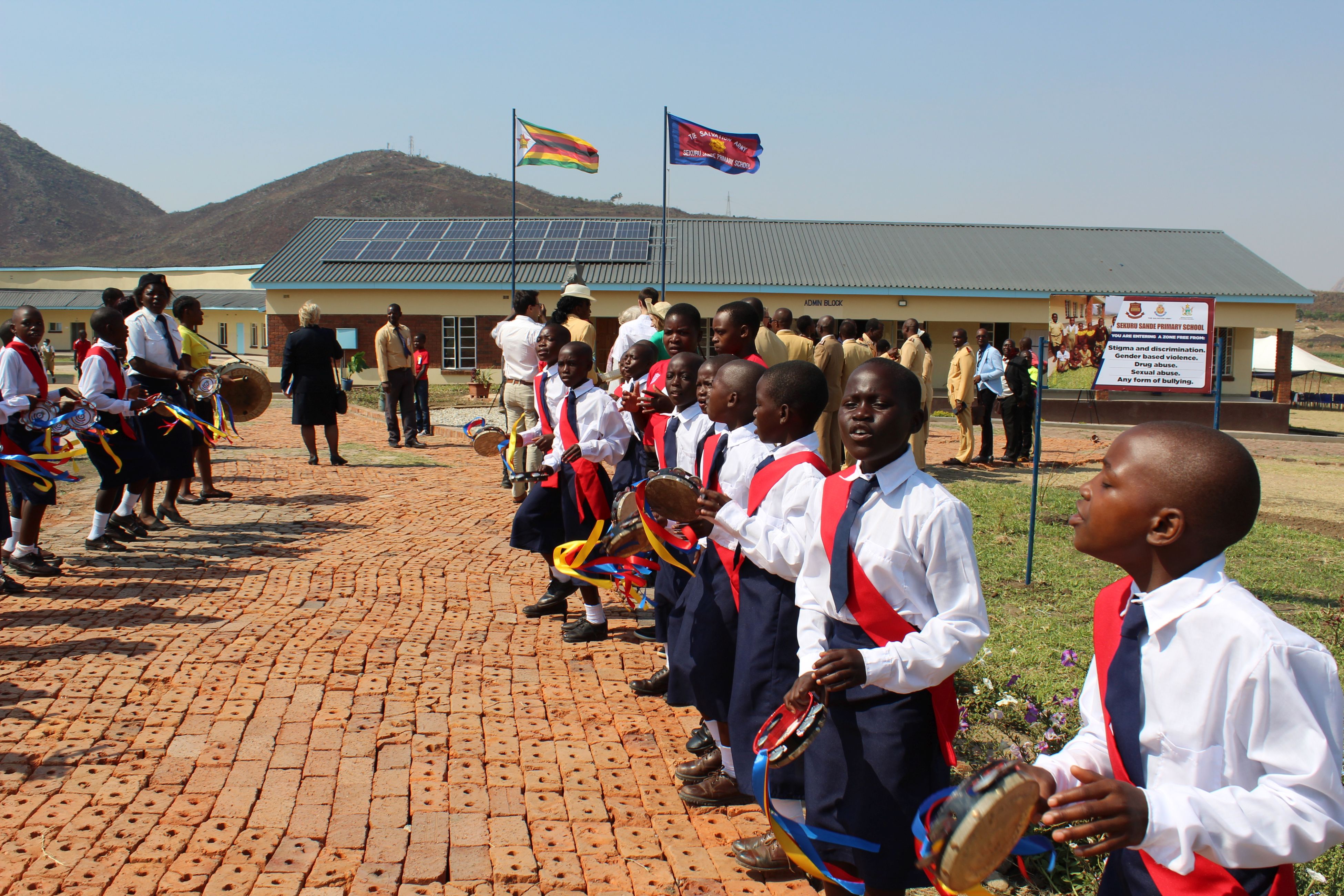 Schuleröffnung in Simbabwe IE