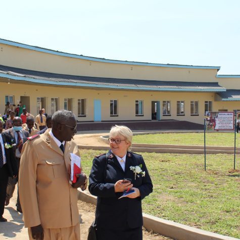 Kommissärin Lisbeth Andersen besucht die Sekuru Sande Schule in Simbabwe. Kommissärin Lisbeth Andersen besucht die Sekuru Sande Schule in Simbabwe.