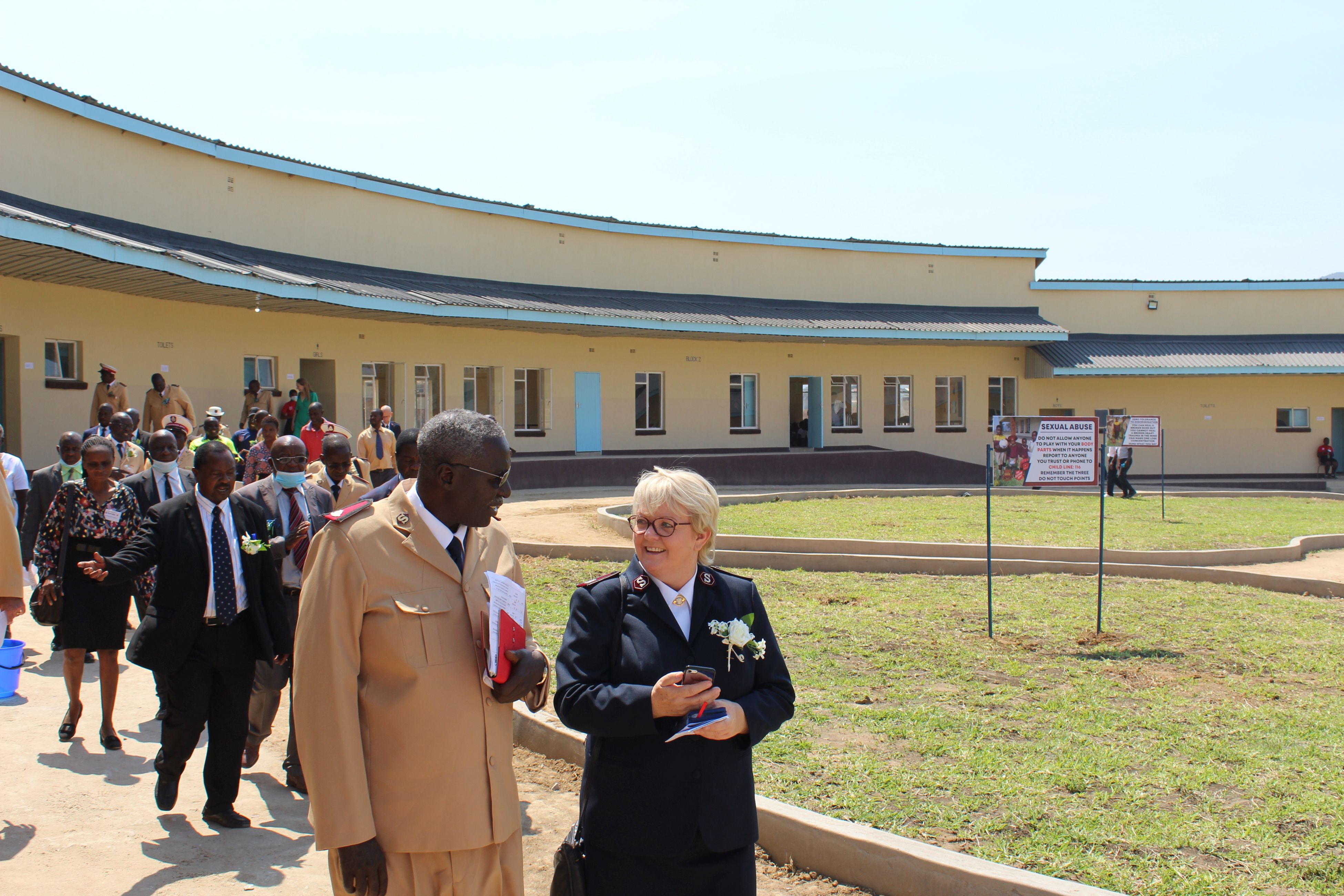 Kommissärin Lisbeth Andersen besucht die Sekuru Sande Schule in Simbabwe.