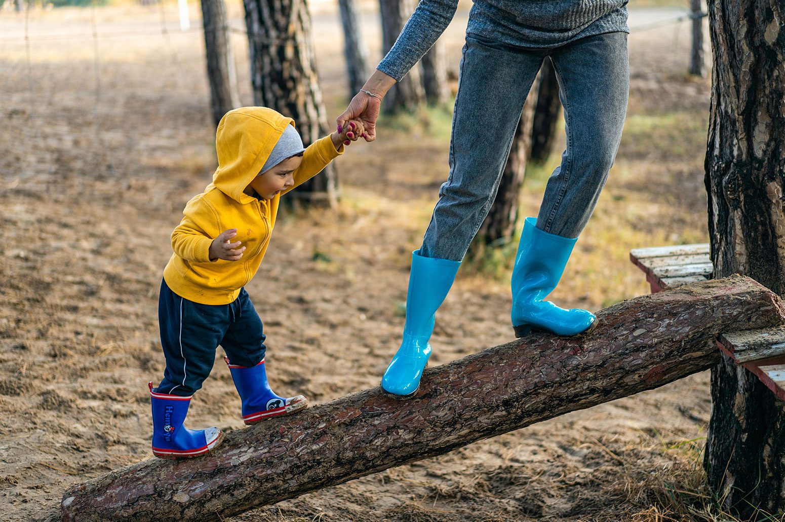 Selbstwirksamkeit – Kind spielt in der Natur