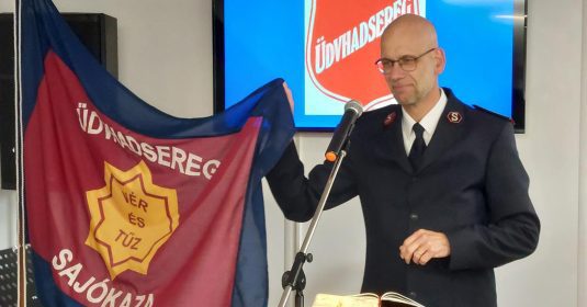 Kommissär Henrik Andersen bei der Einweihung der neuen Lokalitäten der Heilsarmee in Sajókaza, Ungarn