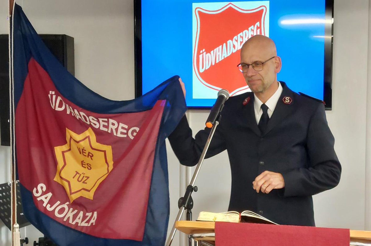 Kommissär Henrik Andersen bei der Einweihung der neuen Lokalitäten der Heilsarmee in Sajókaza, Ungarn © Heilsarmee Ungarn / Lizenzfrei