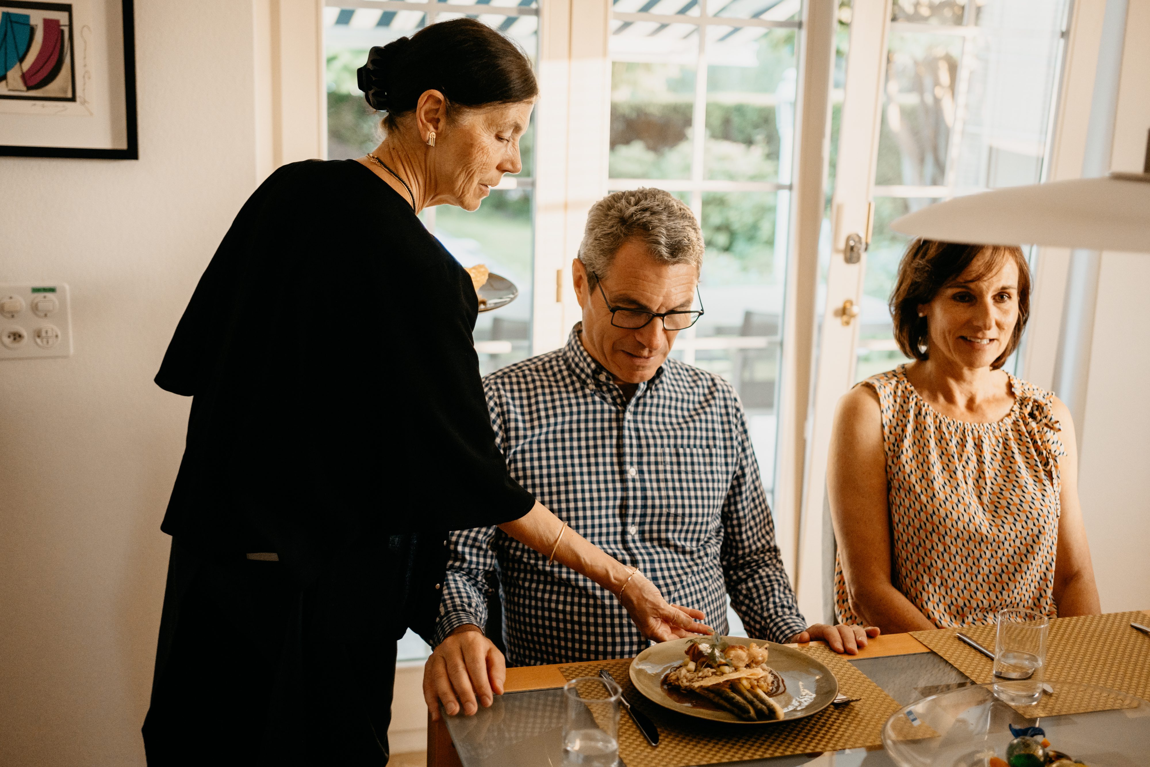 Therese Hubler bedient die Gewinner des Dinner@home