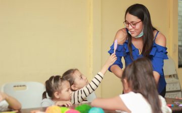 Kinder am Projekt zur Traumabewältigung in Nicaragua basteln.