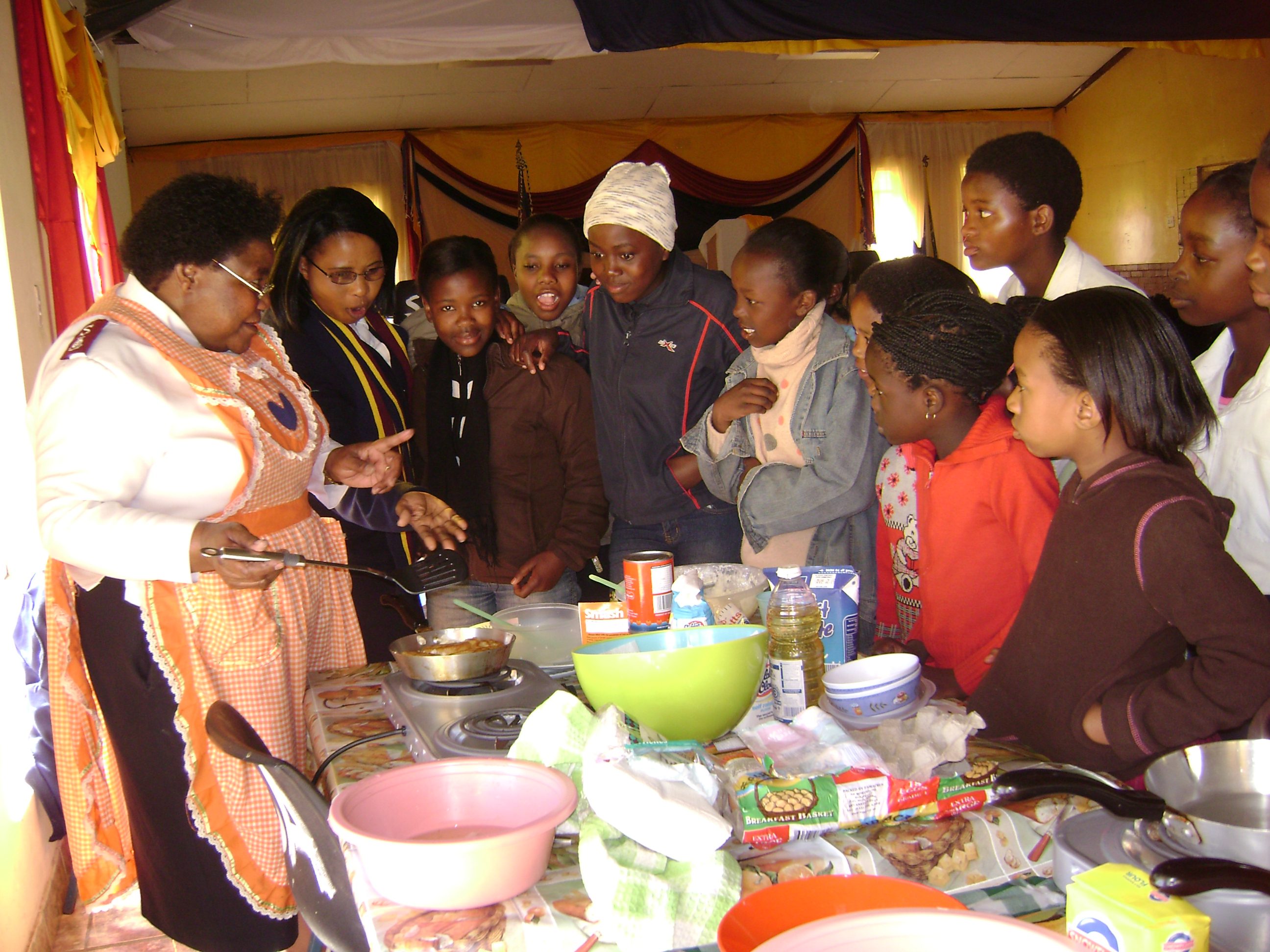 Südafrika – Gruppe von Frauen lernt kochen