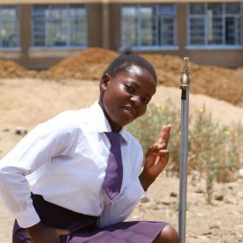 Ein Mädchen aus der Nansenga-Schule in Sambia ist froh über das frische Trinkwasser.