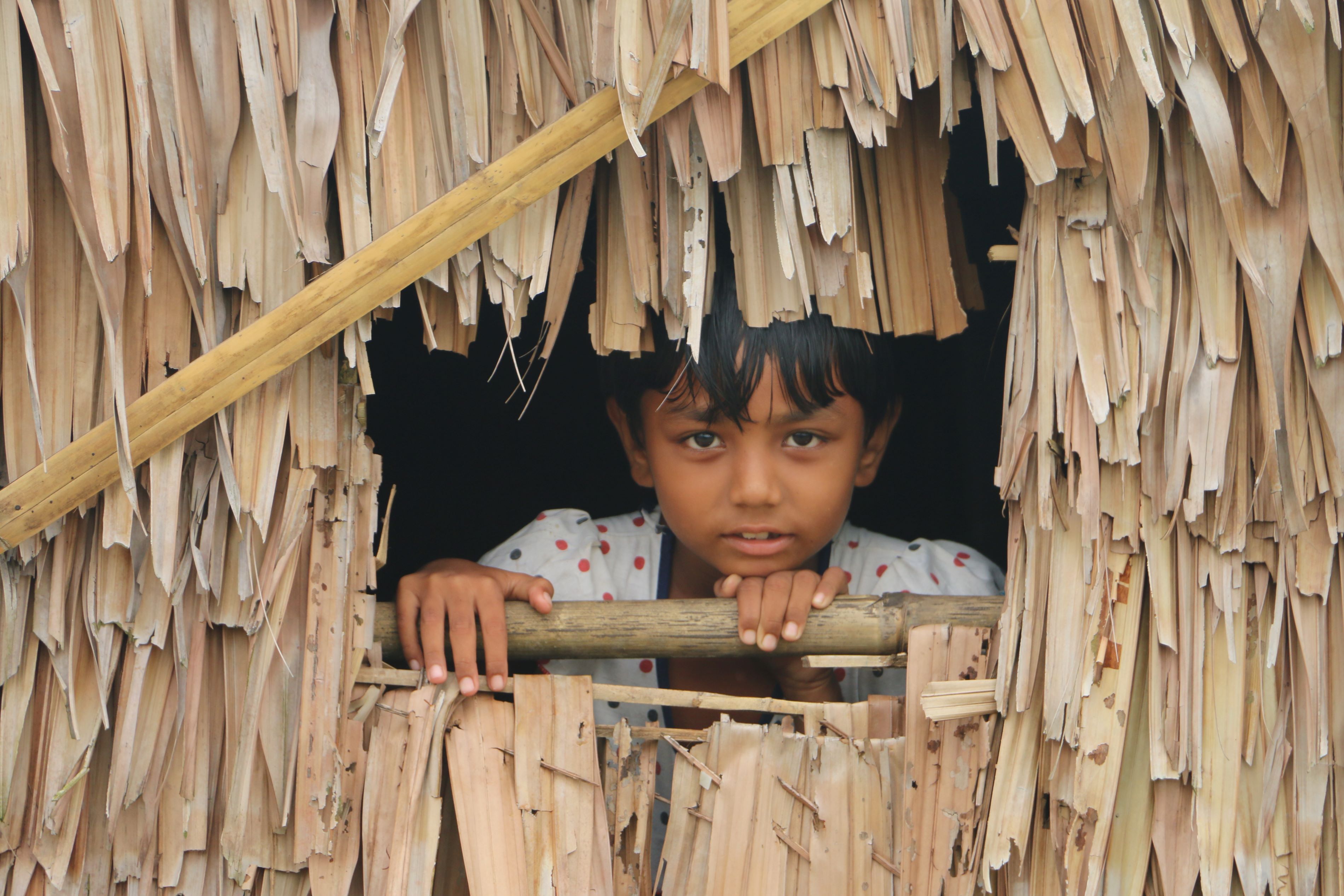 Myanmar IE Kind in einer Hütte