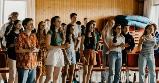 Alive-teens singen gemeinsam die Lieder, die sie auf der Tour vortragen werden.