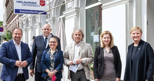 Gruppenfoto anlässlich der Eröffnung des Heilsarmee Chancenhaus SalztorZentrum.
