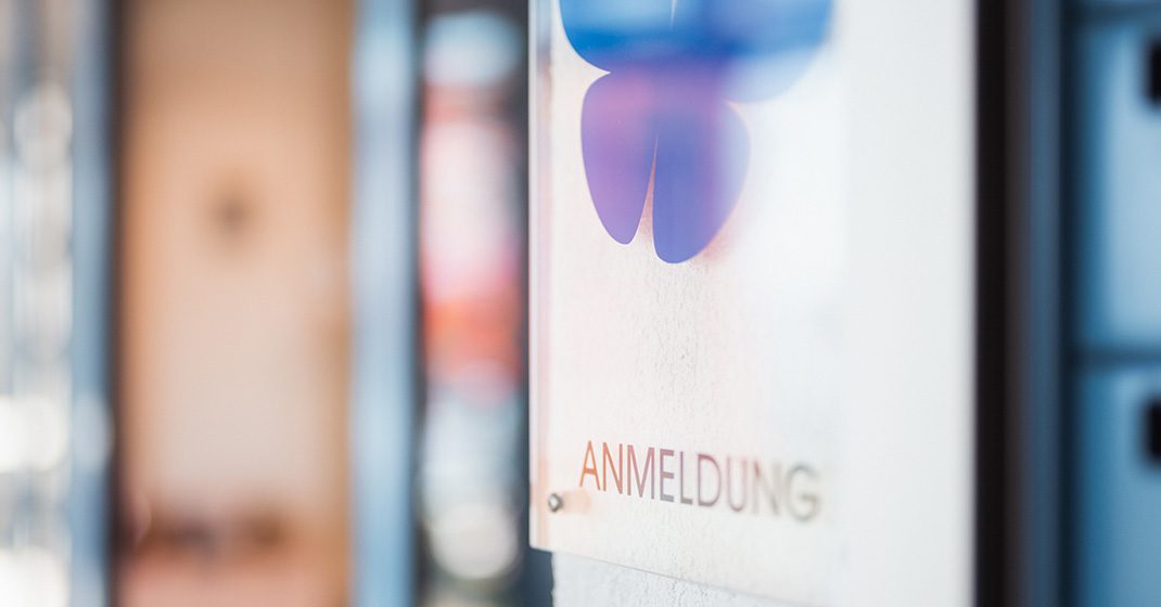 Kinder- und Jugendhaus Paradies: Schild mit dem Schriftzug „Anmeldung“