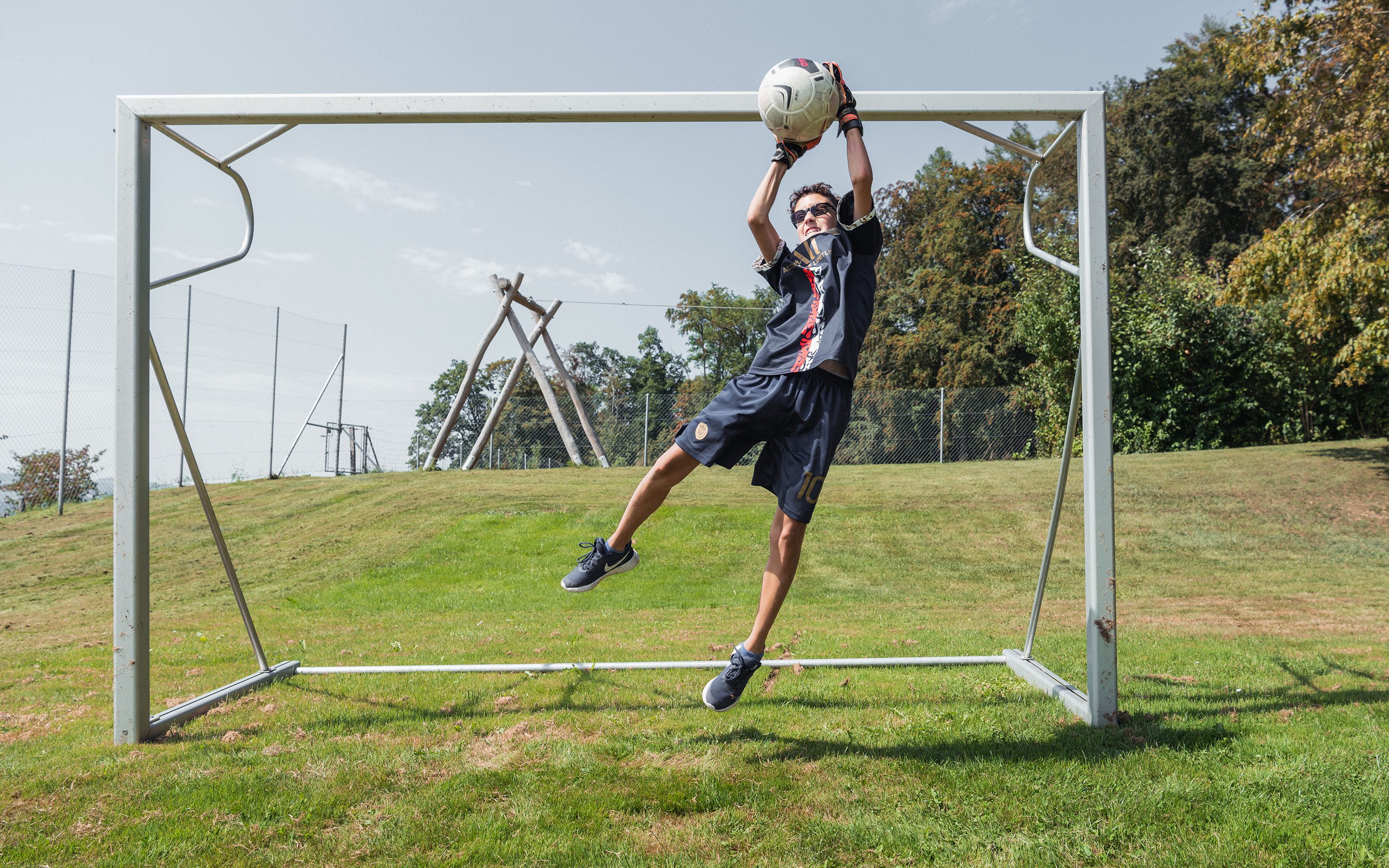 Kinder- und Jugendhaus Paradies: Fussballspiel auf der Wiese