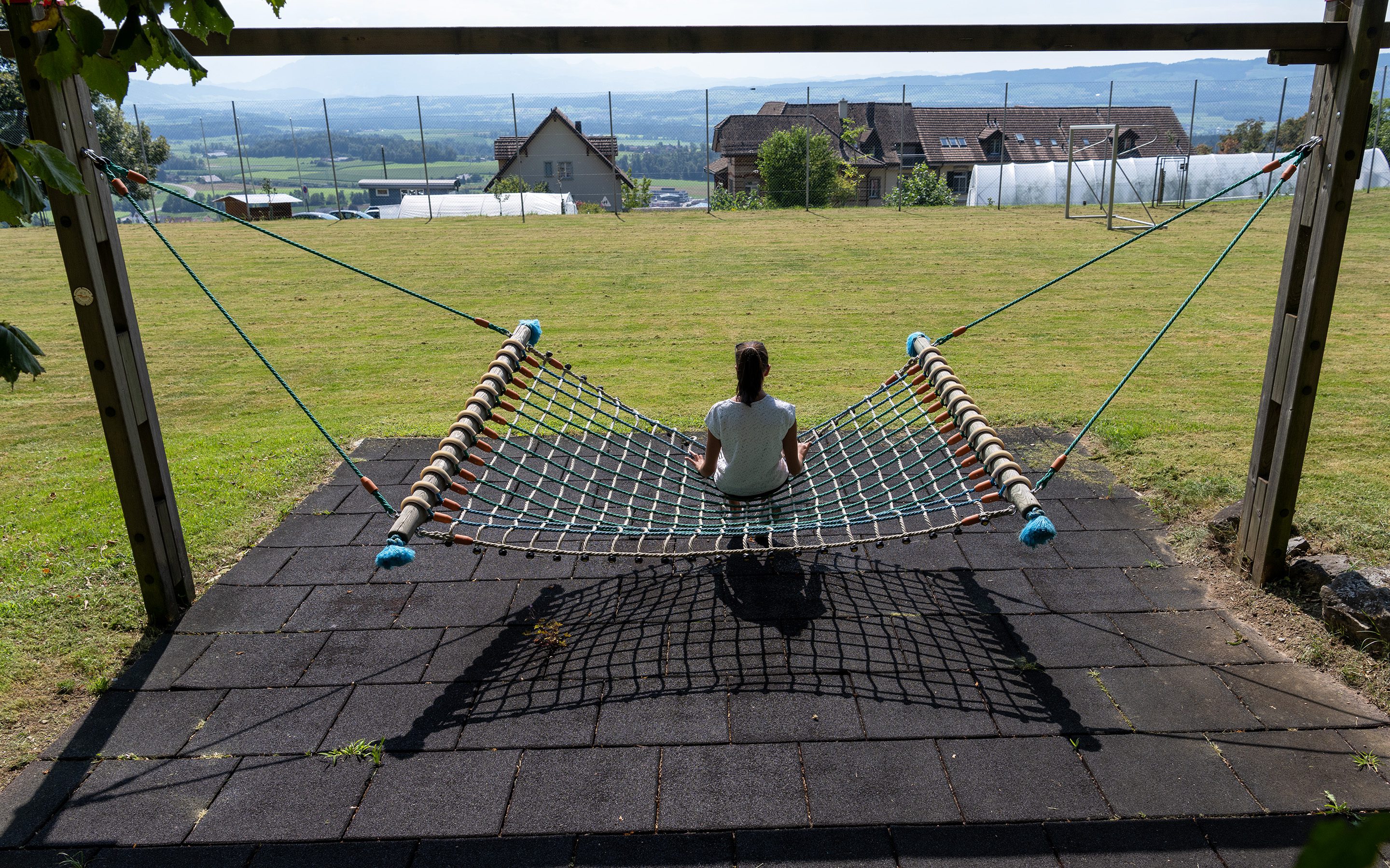 Kinder- und Jugendhaus Paradies: Netzschaukel mit Blick