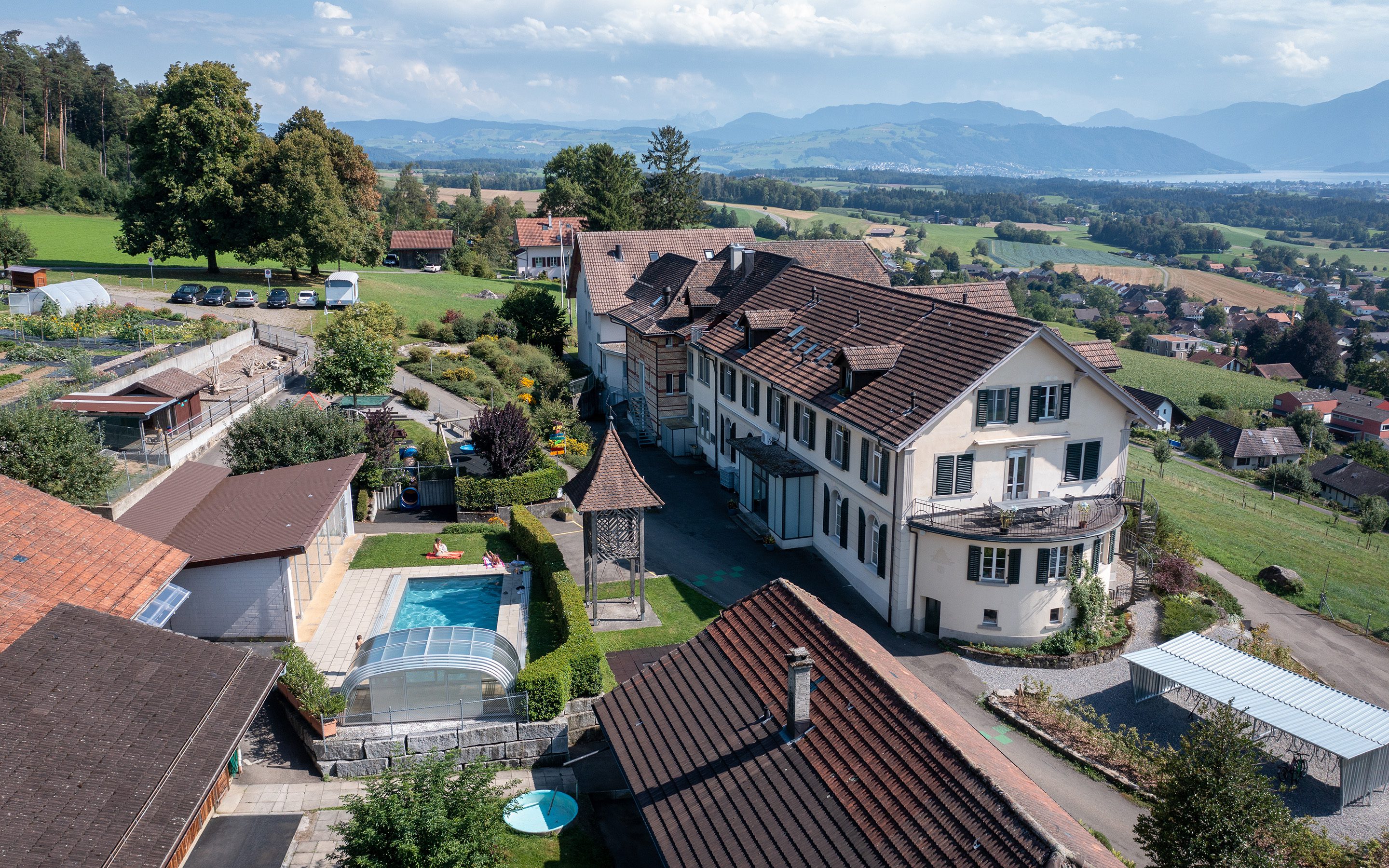 Kinder- und Jugendhaus Paradies: Ansicht von oben mit Pool und Wohnhaus