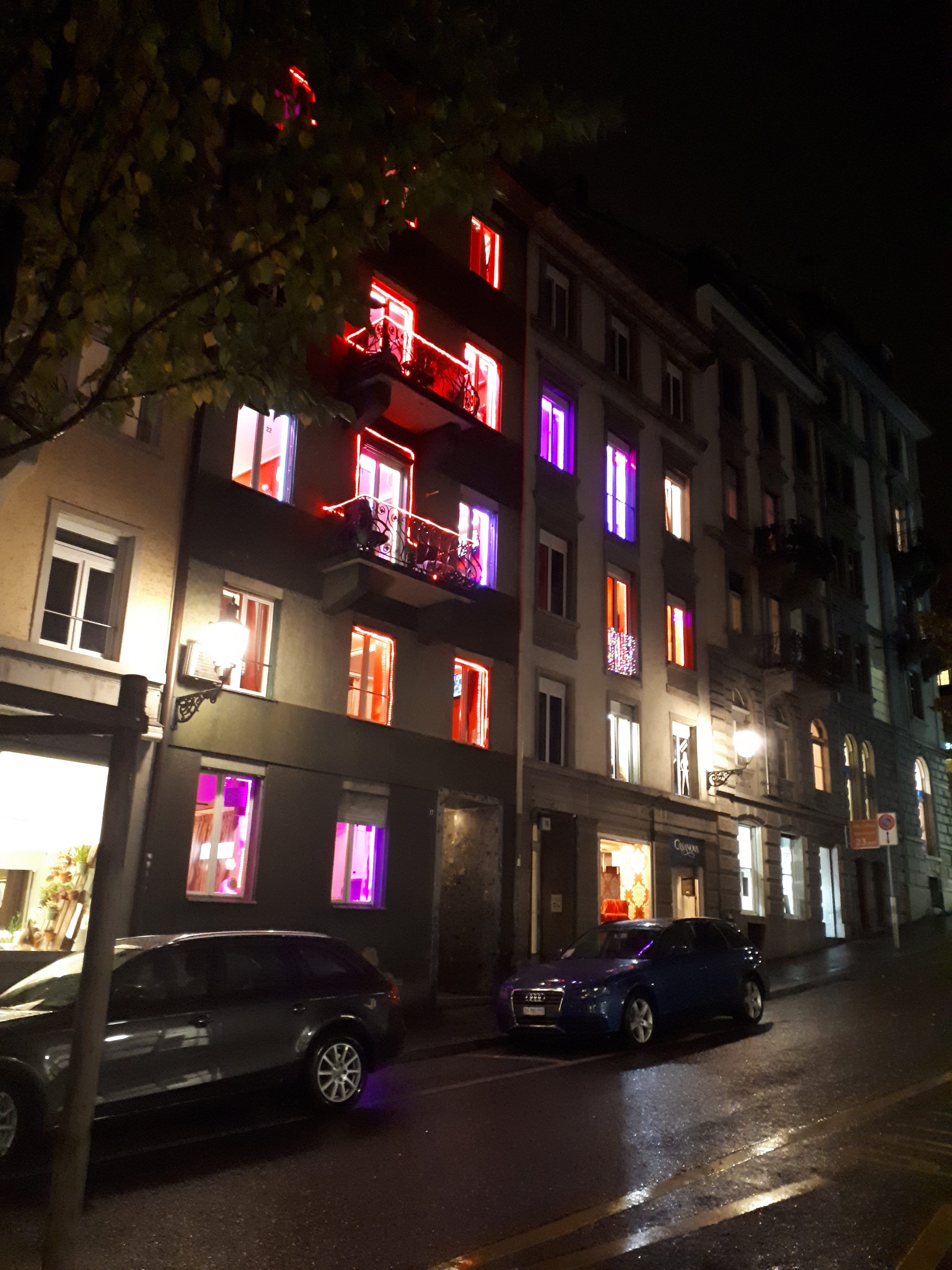 Leuchtende Fenster an der Häringstrasse in Zürich