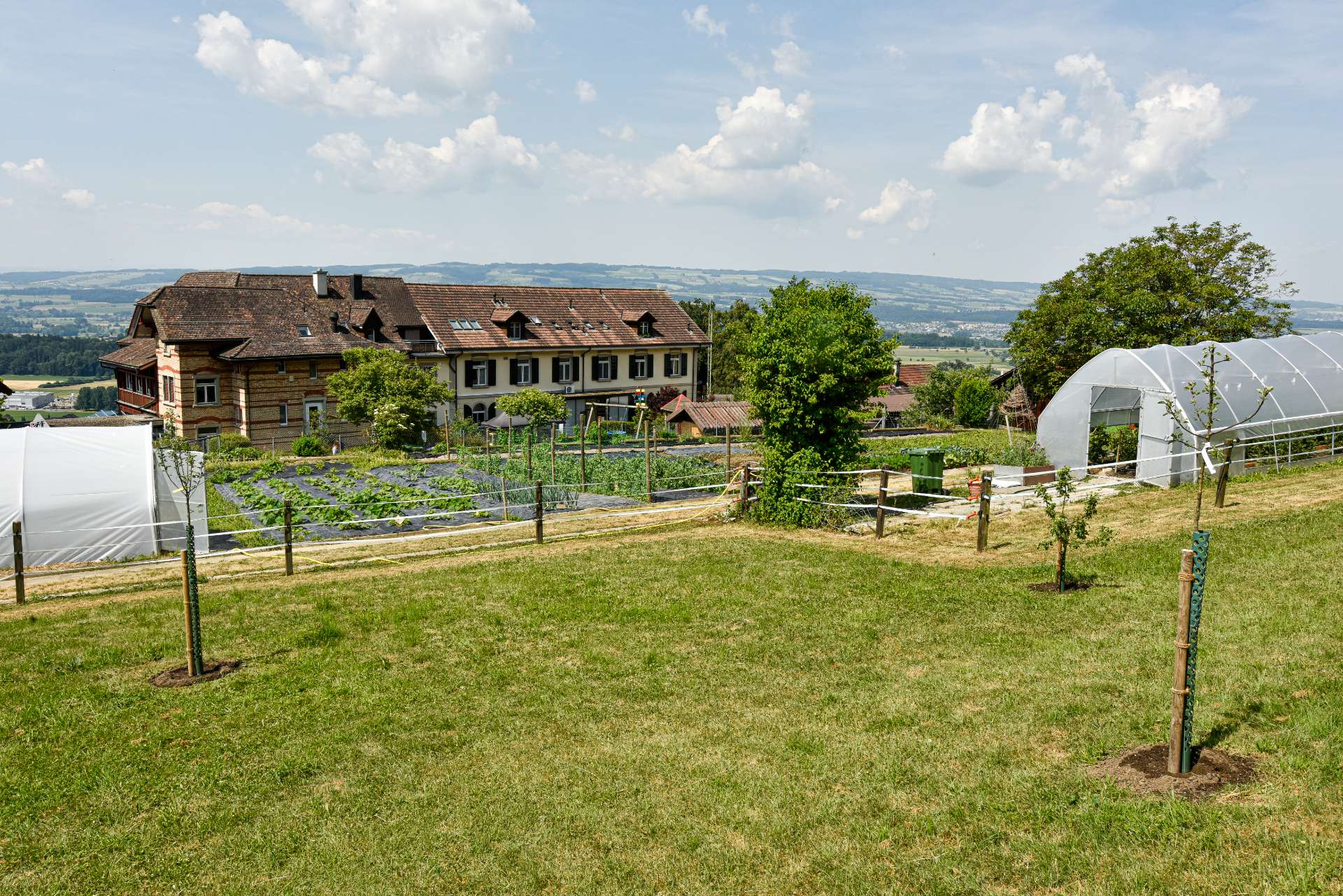 Kinder- und Jugendhaus Paradies: Aussenansicht mit Garten