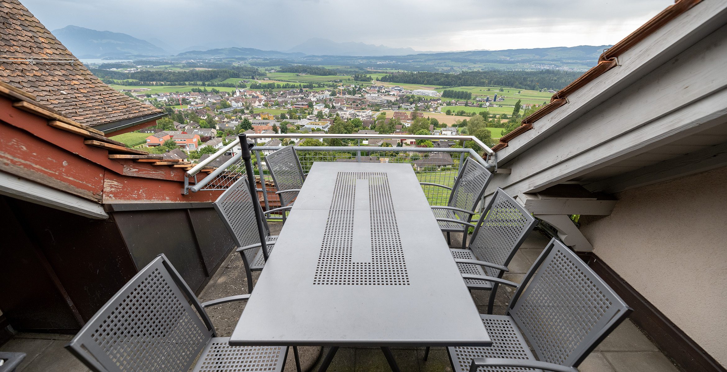 Kinder- und Jugendhaus Paradies: Gartentisch Jugendwohngruppe „Energy“