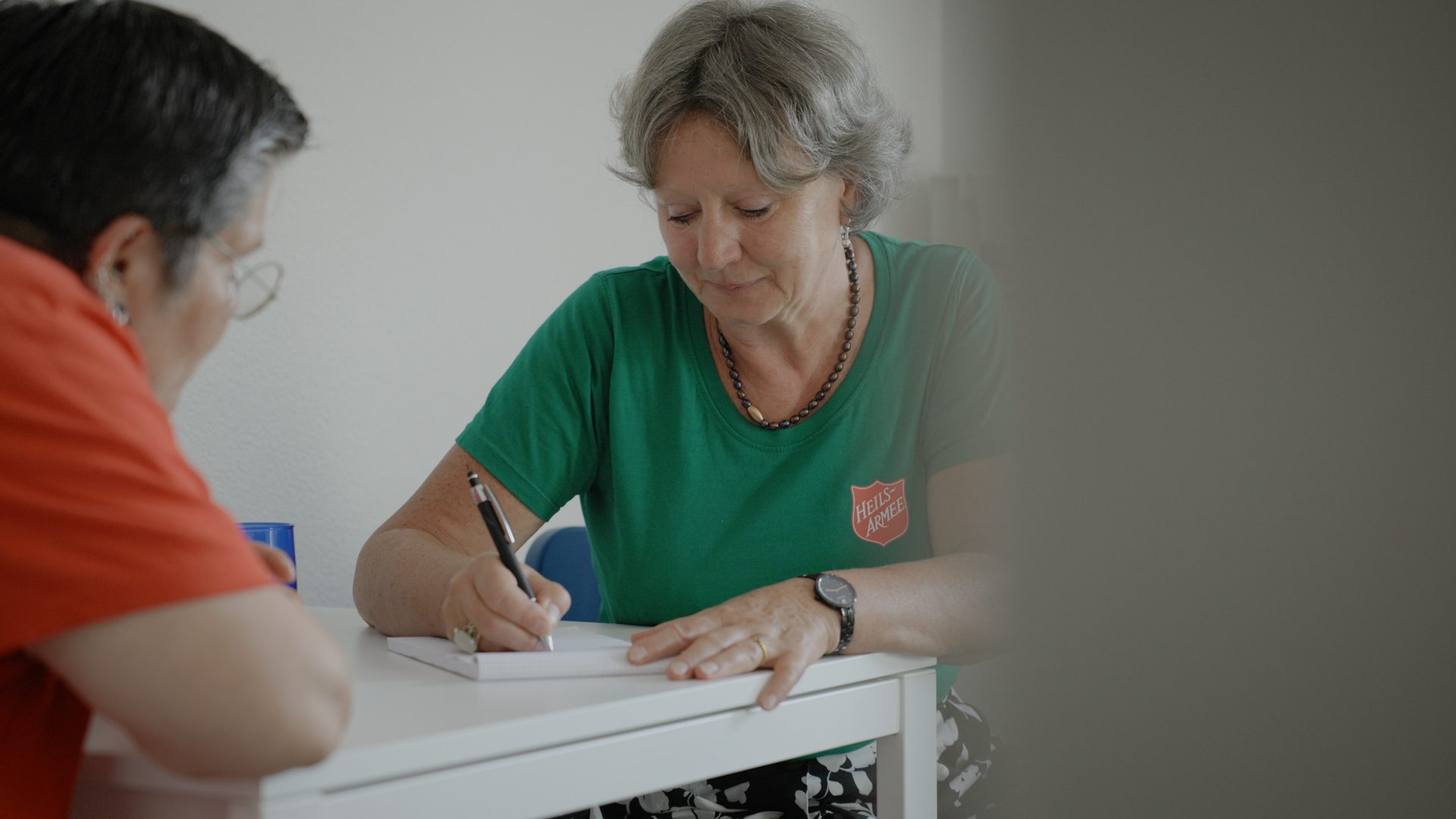 Ines Schroeder und Frau Trachini in der Küche