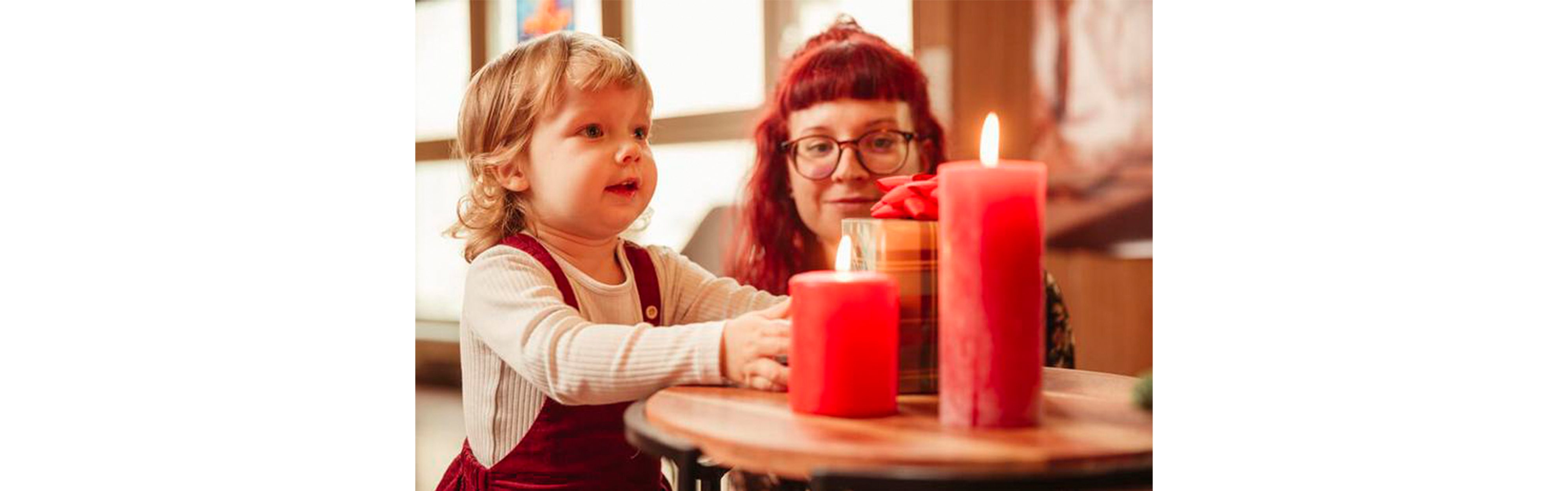 Symbolbild Kind bekommt Weihnachtsgeschenk.