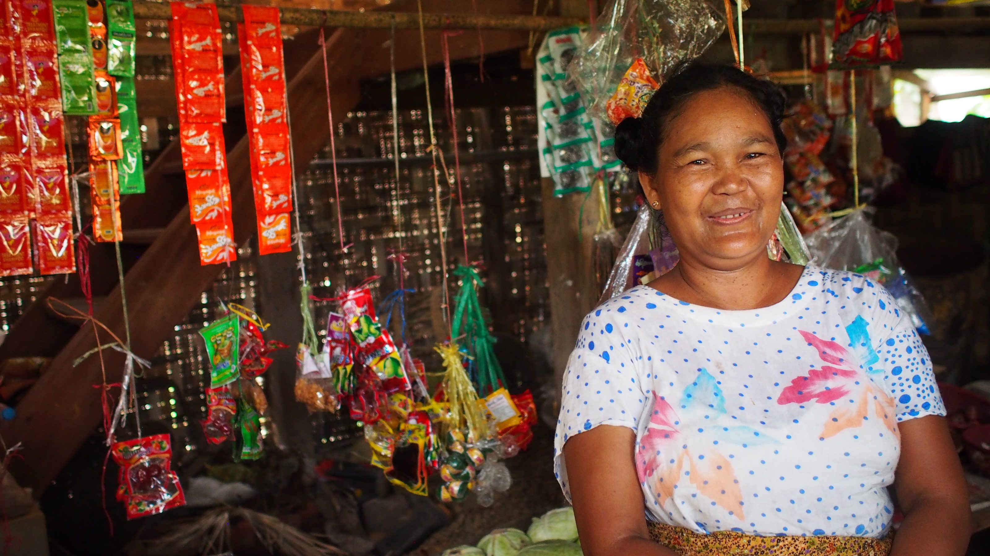 Daw Shwe Lone in ihrem Laden, Myanmar IE