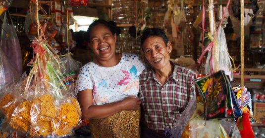 Ehepaar aus Myanmar im eigenen Früchte- und Gemüseladen.