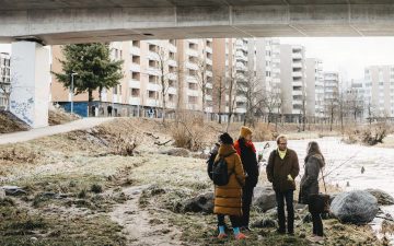 Eine Gruppe auf Stadtführung durch Szenen der Obdachlosigkeit in Zürich.