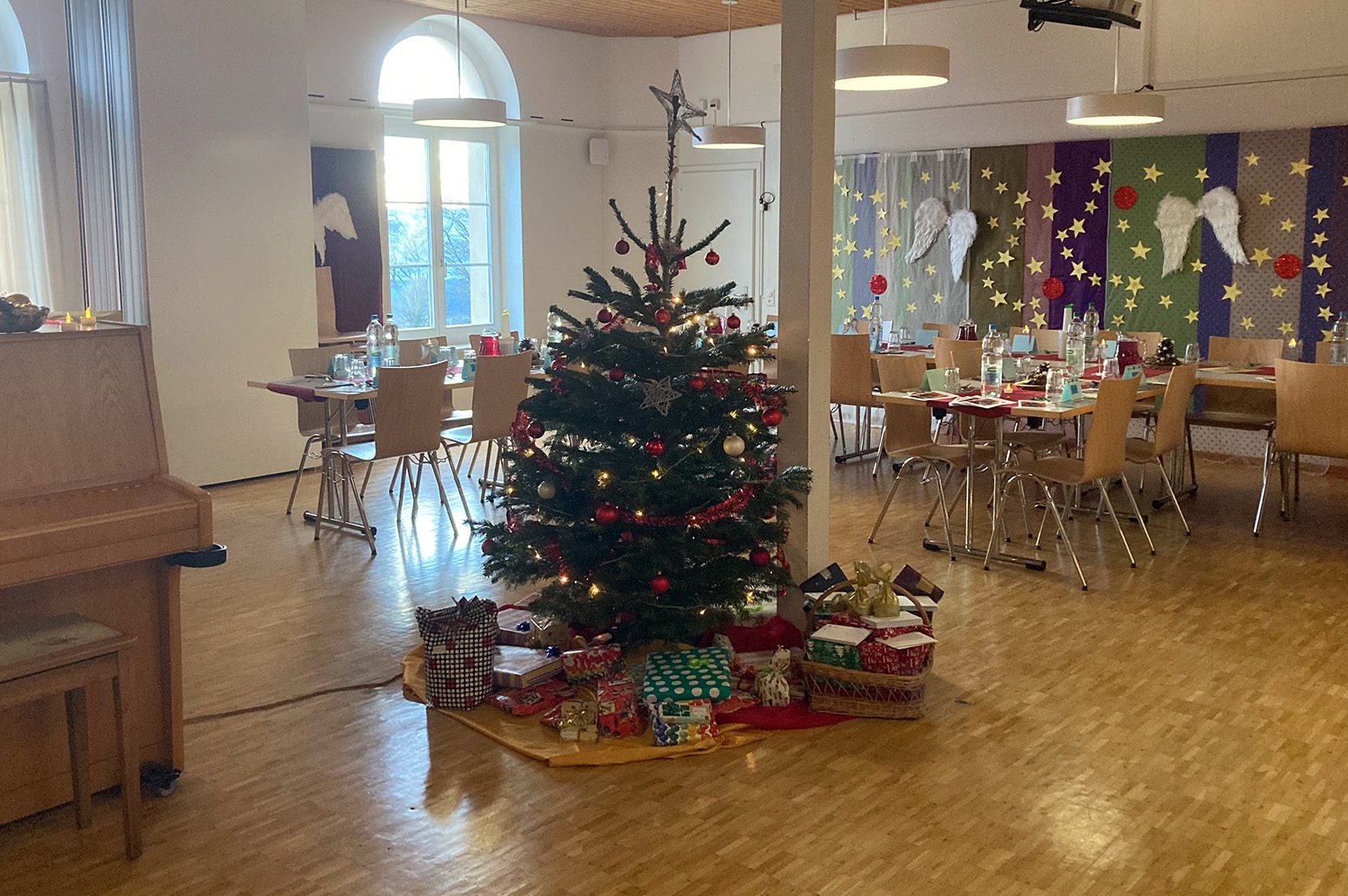 Weihnachtsbaum mit Geschenken im Kinder- und Jugendhaus Paradies (2023).