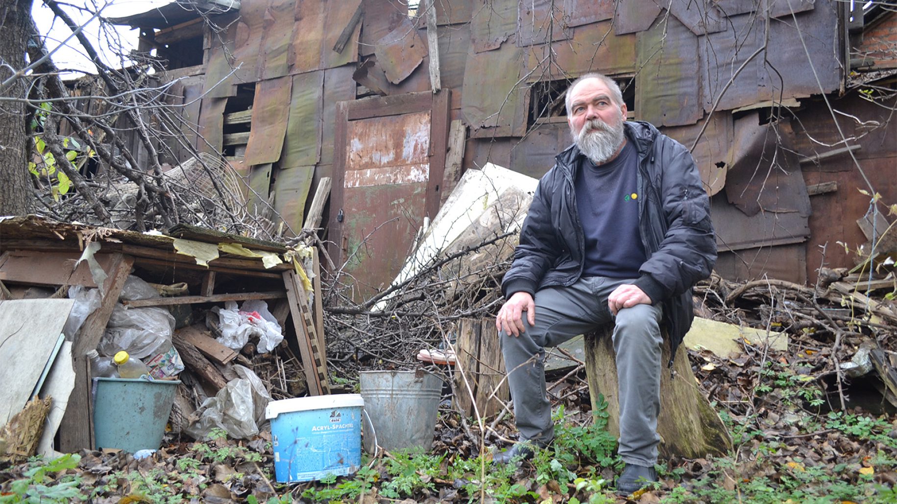 ukraine Mann vor zerstörtem Haus