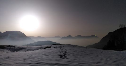 Berg Landschaftsbild mit Sonne und Nebelmeer.