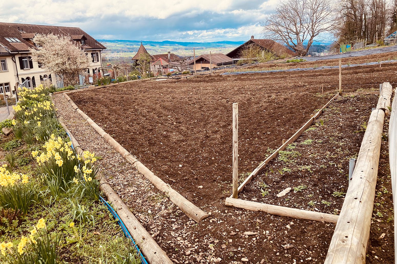 Der grosse Gemüsegarten ist zum Bepflanzen bereit, © Kinder- und Jugendhaus Paradies.