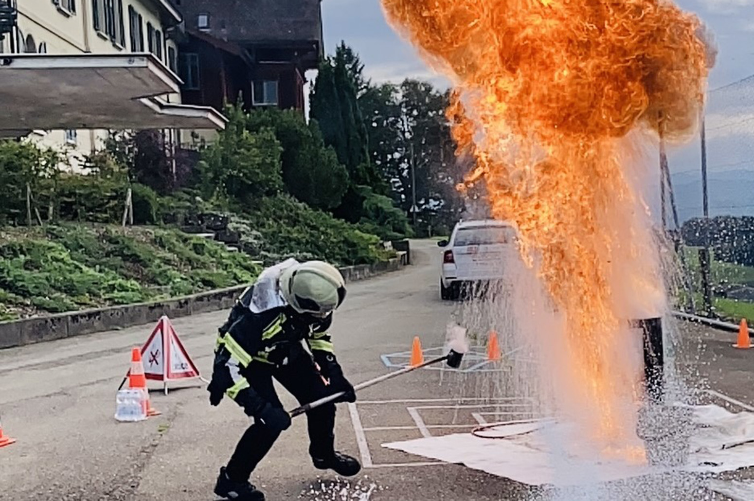 Feuerwehrmann löscht Stichflamme, Kinder- und Jugendhaus Paradies, Brandschutzübung (2024).