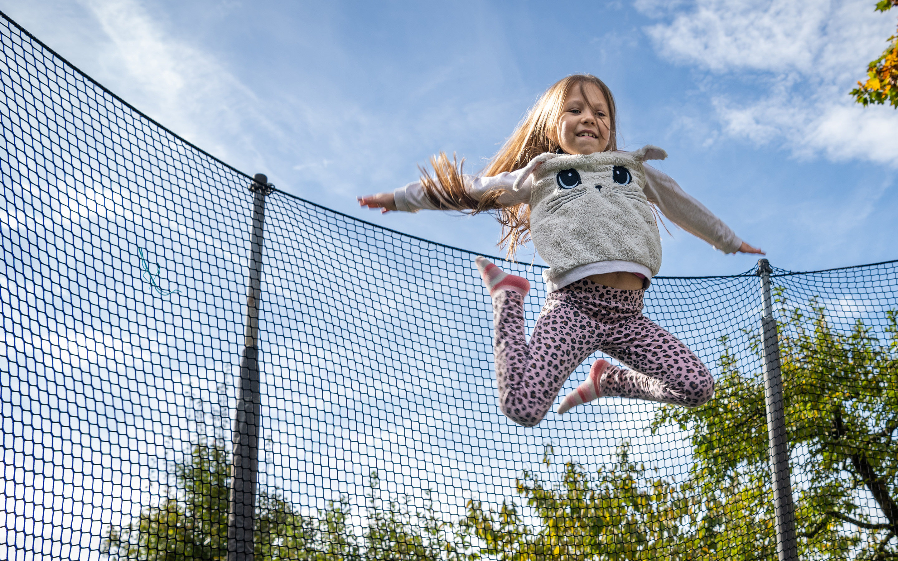 Kind auf Trampolin, Kinderheim Sonnhalde (2024).